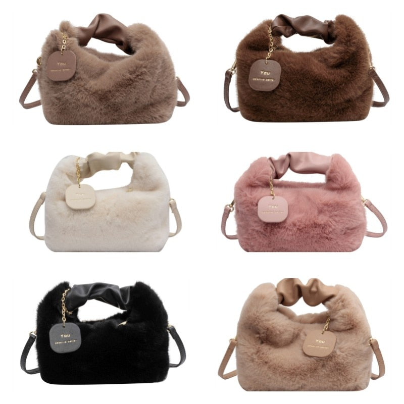 Fluffy Handbag | Deze tas wil je gewoon knuffelen in de kleur Wit voor dames in Lounge stijl geschikt voor alle seizoenen.