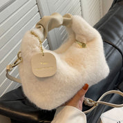 Fluffy Handbag | Deze tas wil je gewoon knuffelen in de kleur Wit voor dames in Lounge stijl geschikt voor alle seizoenen.