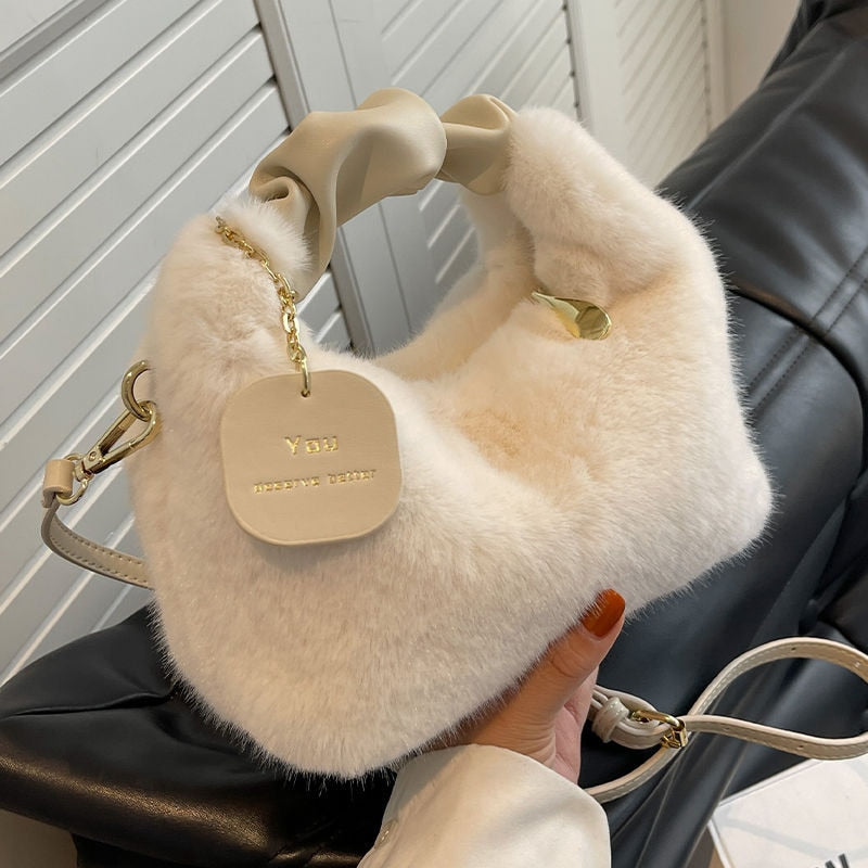 Fluffy Handbag | Deze tas wil je gewoon knuffelen in de kleur Wit voor dames in Lounge stijl geschikt voor alle seizoenen.