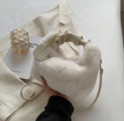 Fluffy Handbag | Deze tas wil je gewoon knuffelen in de kleur Wit voor dames in Lounge stijl geschikt voor alle seizoenen.