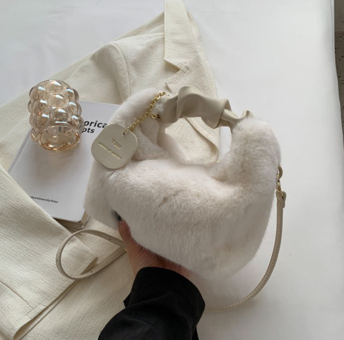 Fluffy Handbag | Deze tas wil je gewoon knuffelen in de kleur Wit voor dames in Lounge stijl geschikt voor alle seizoenen.