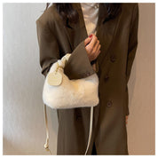 Fluffy Handbag | Deze tas wil je gewoon knuffelen in de kleur Wit voor dames in Lounge stijl geschikt voor alle seizoenen.