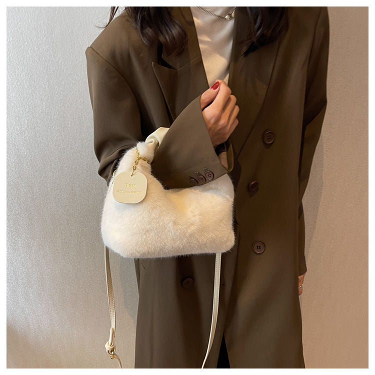 Fluffy Handbag | Deze tas wil je gewoon knuffelen in de kleur Wit voor dames in Lounge stijl geschikt voor alle seizoenen.