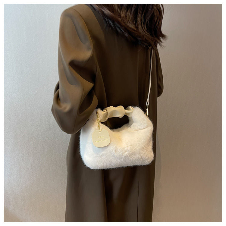 Fluffy Handbag | Deze tas wil je gewoon knuffelen in de kleur Wit voor dames in Lounge stijl geschikt voor alle seizoenen.