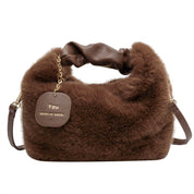Fluffy Handbag | Deze tas wil je gewoon knuffelen in de kleur Donkerbruin voor dames in Lounge stijl geschikt voor alle seizoenen.