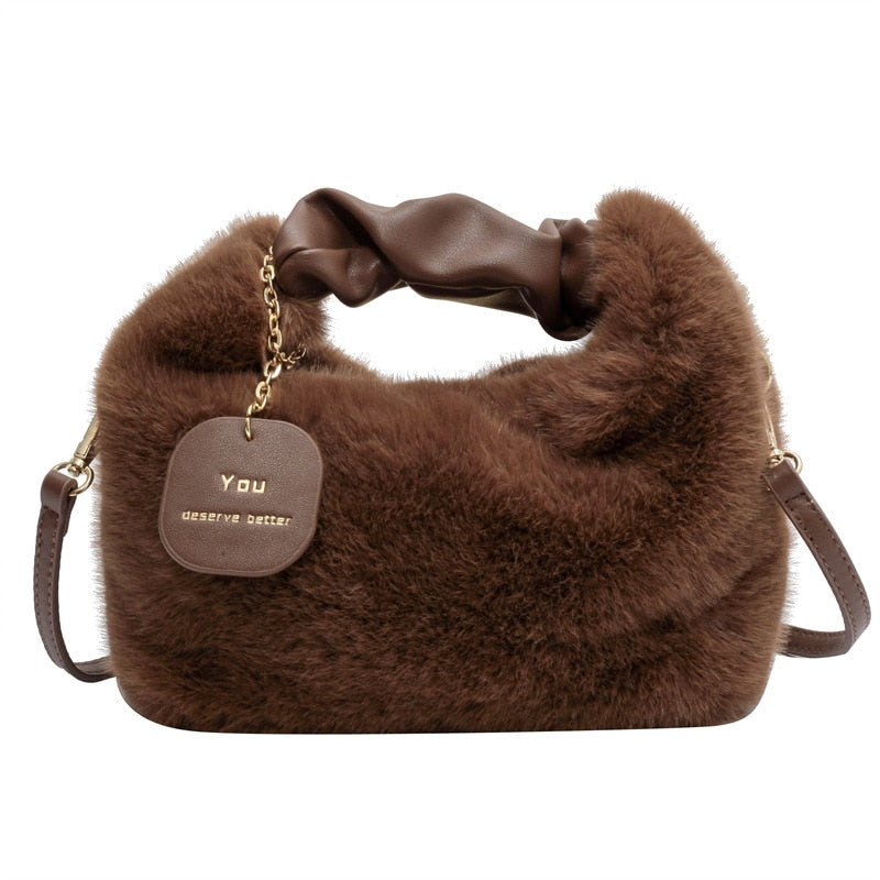 Fluffy Handbag | Deze tas wil je gewoon knuffelen in de kleur Donkerbruin voor dames in Lounge stijl geschikt voor alle seizoenen.