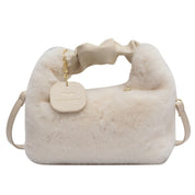 Fluffy Handbag | Deze tas wil je gewoon knuffelen in de kleur Wit voor dames in Lounge stijl geschikt voor alle seizoenen.