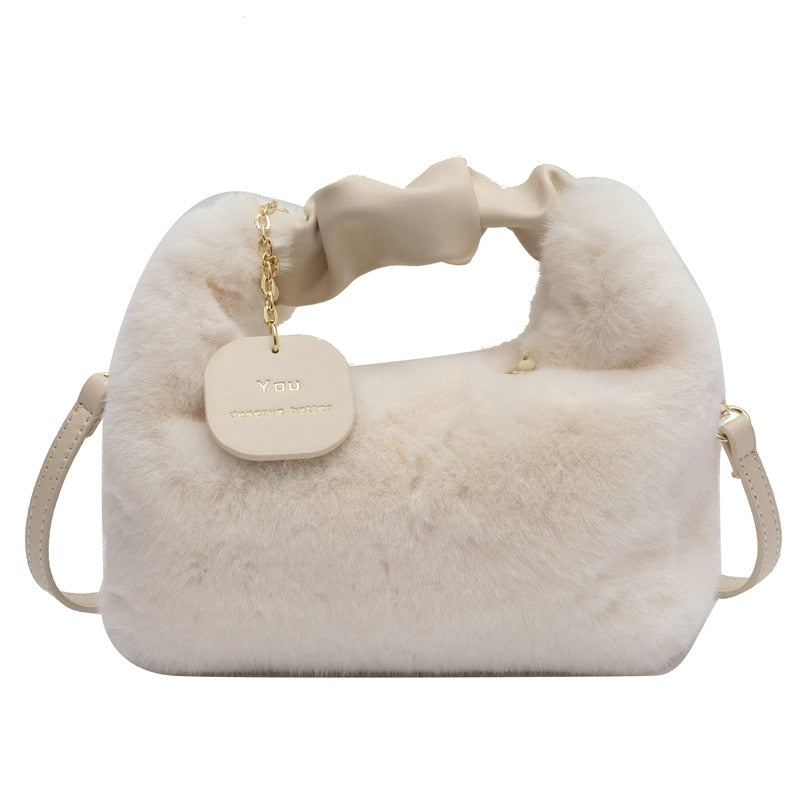 Fluffy Handbag | Deze tas wil je gewoon knuffelen in de kleur Wit voor dames in Lounge stijl geschikt voor alle seizoenen.