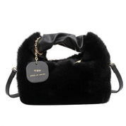 Fluffy Handbag | Deze tas wil je gewoon knuffelen in de kleur Zwart voor dames in Lounge stijl geschikt voor alle seizoenen.