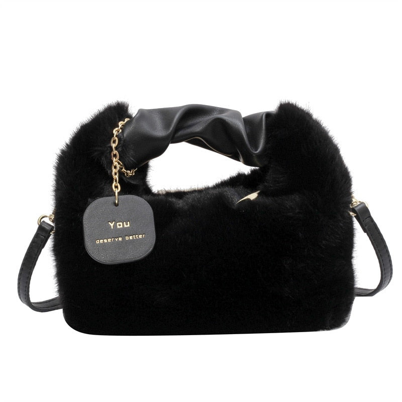 Fluffy Handbag | Deze tas wil je gewoon knuffelen in de kleur Zwart voor dames in Lounge stijl geschikt voor alle seizoenen.