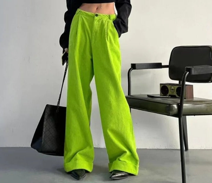 Freija | Wijde pijpen corduroy joggingbroek in de kleur Groen voor dames in Lounge stijl ideaal voor de herfst.