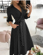 Elegante wikkeljurk gemaakt van hoogwaardig polyester voor duurzaamheid en comfort. De tijdloze ontwerpdetails zorgen voor een uitstraling van elegantie en verfijning, terwijl de lichtgewicht stof een flatterend silhouet creëert. Deze veelzijdige jurk biedt moeiteloze stijl voor elke gelegenheid.