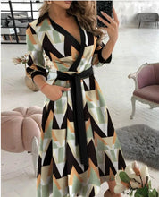 Elegante wikkeljurk gemaakt van hoogwaardig polyester voor duurzaamheid en comfort. De tijdloze ontwerpdetails zorgen voor een uitstraling van elegantie en verfijning, terwijl de lichtgewicht stof een flatterend silhouet creëert. Deze veelzijdige jurk biedt moeiteloze stijl voor elke gelegenheid.
