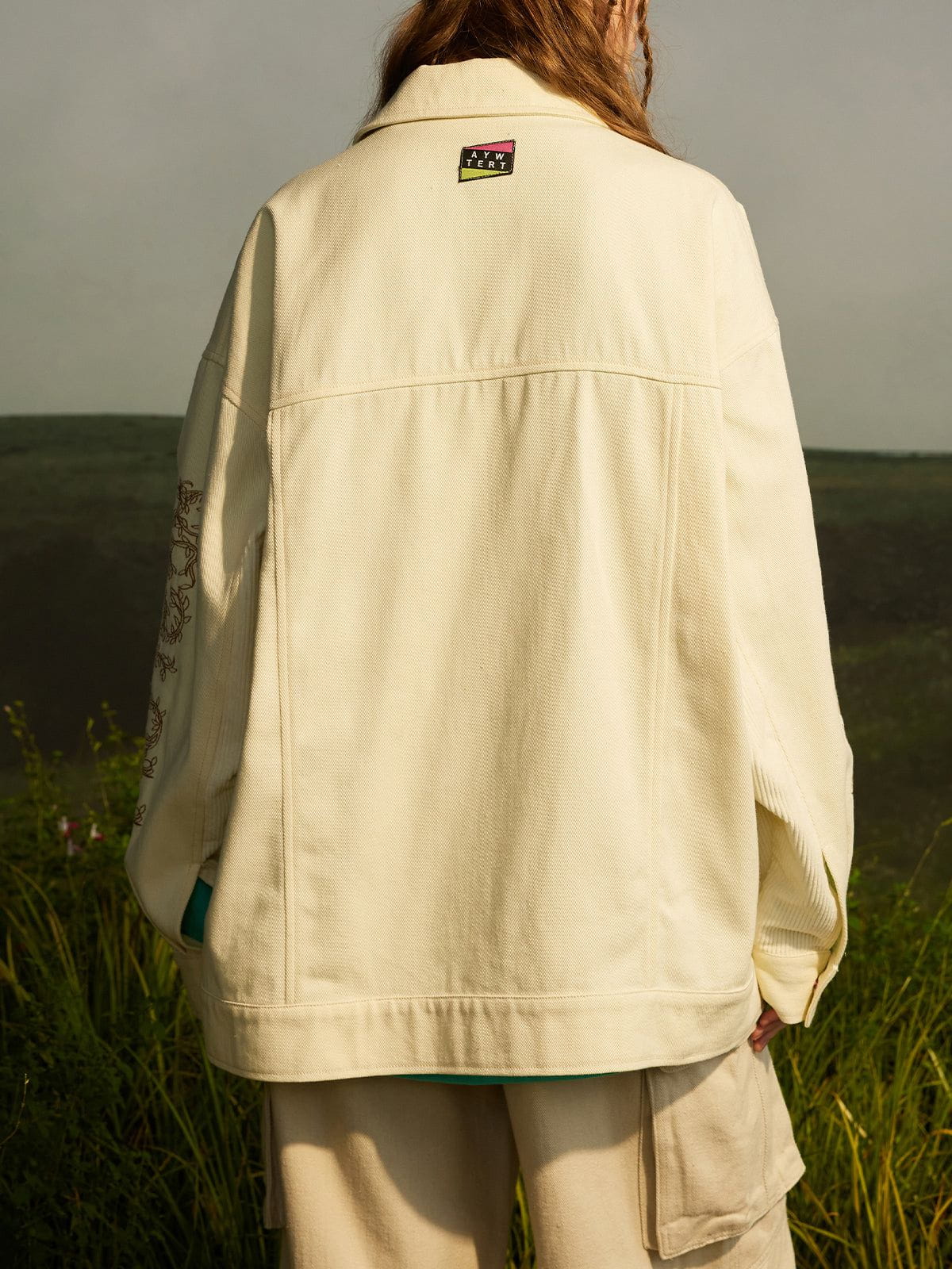 Gertrude | Gebloemd street-style damesjack in de kleur Beige voor dames in Streetwear stijl ideaal voor de herfst.