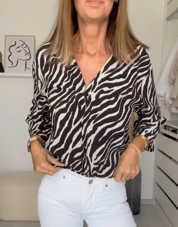 Herfstblouse met zebraprintje in de kleur Zwart voor dames in stijl ideaal voor de herfst.