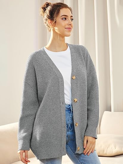 Ilse Jacobsen | Lichte cardigan met V-hals en knoopjes in de kleur Grijs voor dames in stijl ideaal voor de winter