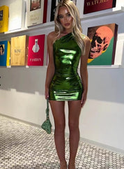 Metallic one-shoulder jurk, perfect voor feestelijke gelegenheden. Deze stijlvolle jurk heeft een trendy design, flatterende mini-lengte, nauwsluitende pasvorm en glinsterende metallic overlay voor een glamoureuze uitstraling. Combineer met hakken voor een onweerstaanbare look.