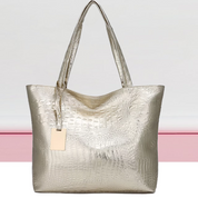 Isabella Schoudertas | Ruime tas met krokodillenprint in de kleur Goud voor dames in stijl geschikt voor alle seizoenen.