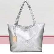 Isabella Schoudertas | Ruime tas met krokodillenprint in de kleur Zilver voor dames in stijl geschikt voor alle seizoenen.