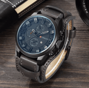 Dit navigatiehorloge is de perfecte combinatie van mode en functionaliteit. Met hoogwaardige materialen, waterbestendigheid en een klassiek en elegant ontwerp is het geschikt voor elke gelegenheid. Voeg een vleugje luxe toe aan elke outfit met dit prachtige horloge.