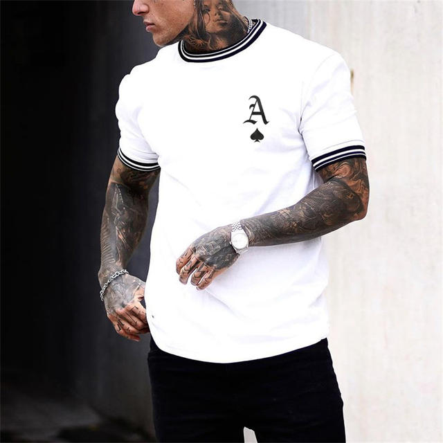 Stijlvolle heren T-shirt met opvallend logo design, gemaakt van hoogwaardige materialen voor ultiem comfort en kwaliteit. De prachtige pasvorm voegt een trendy uitstraling toe aan je dagelijkse outfits.