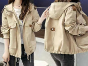 Jasmijn | Lange mouw jack met capuchon in de kleur Khaki voor dames in stijl ideaal voor de lente.