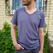 Linnen katoenen herenoverhemd met V-hals, gemaakt van 100% linnen voor ultiem comfort en een onberispelijke weekend-casual look. Het lichtgewicht en ademende ontwerp zorgt voor een luchtig gevoel, terwijl de contrastgestikte kraag en de klassieke zoom het shirt een tijdloze charme geven.