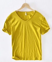 Linnen katoenen herenoverhemd met V-hals, gemaakt van 100% linnen voor ultiem comfort en een onberispelijke weekend-casual look. Het lichtgewicht en ademende ontwerp zorgt voor een luchtig gevoel, terwijl de contrastgestikte kraag en de klassieke zoom het shirt een tijdloze charme geven.