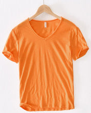 Linnen katoenen herenoverhemd met V-hals, gemaakt van 100% linnen voor ultiem comfort en een onberispelijke weekend-casual look. Het lichtgewicht en ademende ontwerp zorgt voor een luchtig gevoel, terwijl de contrastgestikte kraag en de klassieke zoom het shirt een tijdloze charme geven.