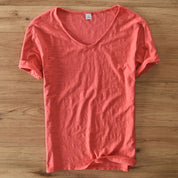 Linnen katoenen herenoverhemd met V-hals, gemaakt van 100% linnen voor ultiem comfort en een onberispelijke weekend-casual look. Het lichtgewicht en ademende ontwerp zorgt voor een luchtig gevoel, terwijl de contrastgestikte kraag en de klassieke zoom het shirt een tijdloze charme geven.