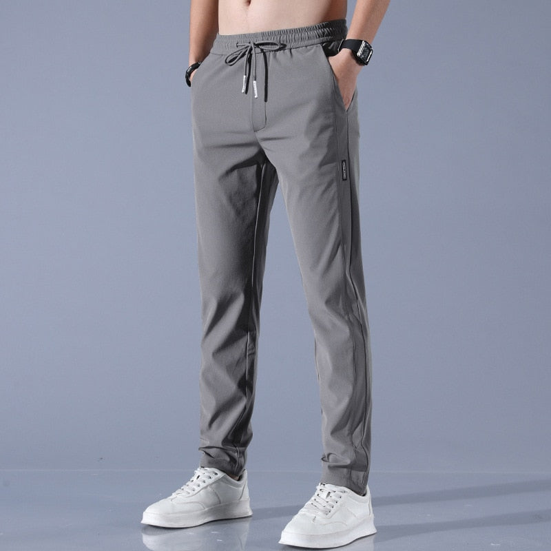 Ultiem comfort en stijl komen samen in deze stretch chino herenbroek. Gemaakt van sneldrogend en elastisch materiaal voor een comfortabele pasvorm die zich aanpast aan al je bewegingen. De perfecte keuze voor diverse gelegenheden en eenvoudig te combineren voor een trendy uitstraling.