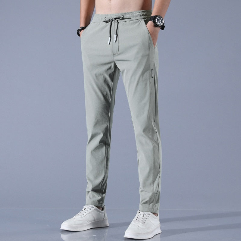 Ultiem comfort en stijl komen samen in deze stretch chino herenbroek. Gemaakt van sneldrogend en elastisch materiaal voor een comfortabele pasvorm die zich aanpast aan al je bewegingen. De perfecte keuze voor diverse gelegenheden en eenvoudig te combineren voor een trendy uitstraling.