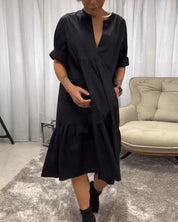 Jurk met 3/4 mouwen en diepe V-hals in de kleur Zwart voor dames in stijl ideaal voor de herfst.