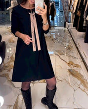 Jurk met elegante stijl en bandage in de kleur Zwart voor dames in stijl ideaal voor de herfst.