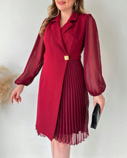 Jurk met gouden gesp in de kleur Zwart voor dames in stijl ideaal voor de herfst.