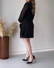 Jurk met gouden gesp in de kleur Zwart voor dames in stijl ideaal voor de herfst.