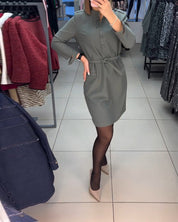 Jurk met knopen en strik in de taille in de kleur Grijs voor dames in stijl ideaal voor de herfst.