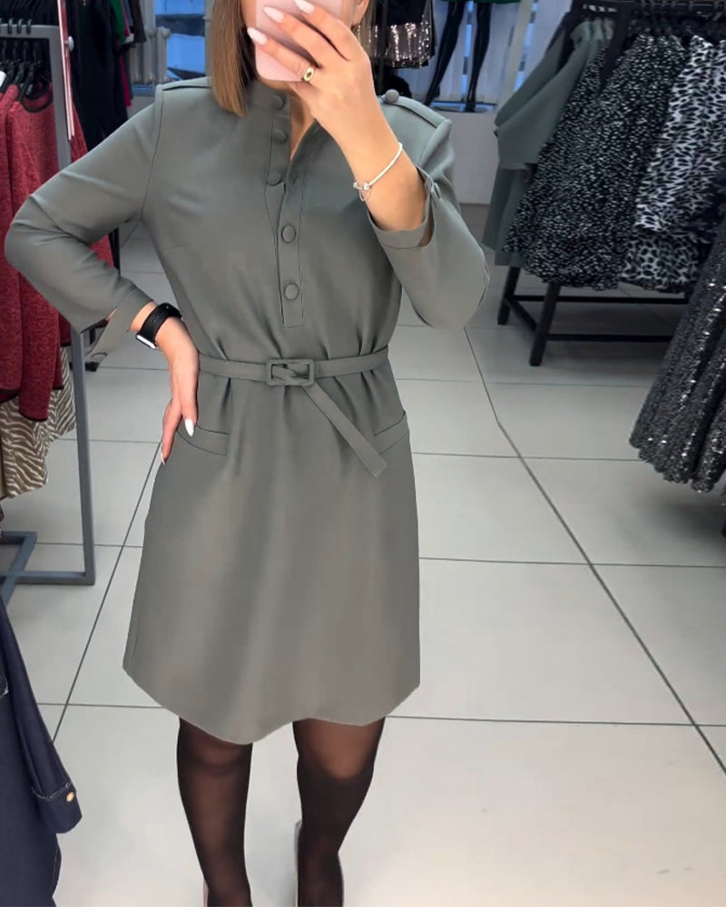 Jurk met knopen en strik in de taille in de kleur Grijs voor dames in stijl ideaal voor de herfst.