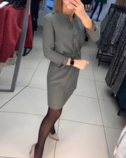 Jurk met knopen en strik in de taille in de kleur Grijs voor dames in stijl ideaal voor de herfst.