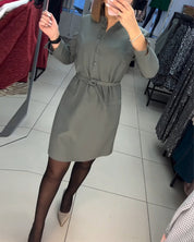 Jurk met knopen en strik in de taille in de kleur Grijs voor dames in stijl ideaal voor de herfst.