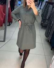 Jurk met knopen en strik in de taille in de kleur Grijs voor dames in stijl ideaal voor de herfst.