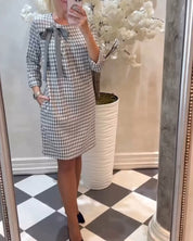 Jurk met patroon en elegante strik in de kleur Grijs voor dames in stijl ideaal voor de herfst.