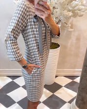 Jurk met patroon en elegante strik in de kleur Grijs voor dames in stijl ideaal voor de herfst.