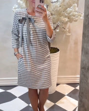 Jurk met patroon en elegante strik in de kleur Grijs voor dames in stijl ideaal voor de herfst.