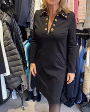 Jurk met ritssluiting en revers in de kleur Zwart voor dames in stijl ideaal voor de herfst.