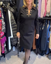 Jurk met ritssluiting en revers in de kleur Zwart voor dames in stijl ideaal voor de herfst.