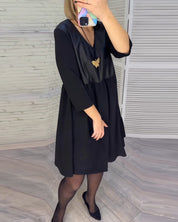 Jurk met V-hals en patchwork in de kleur Zwart voor dames in stijl ideaal voor de herfst.