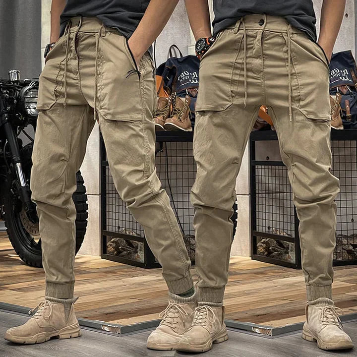 Kees | Moderne heren cargobroek met zakken in de kleur Khaki voor heren in Outdoor stijl ideaal voor de herfst.