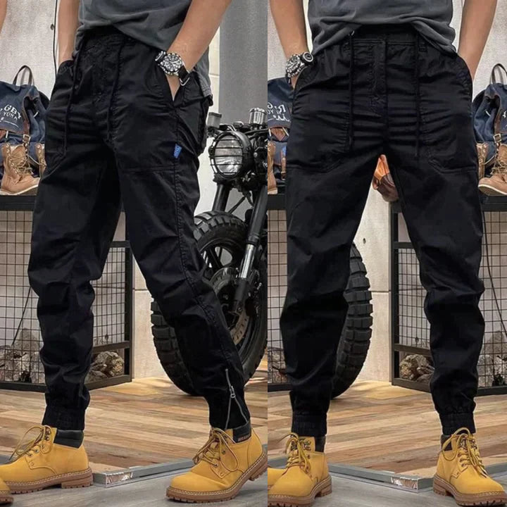 Kees | Moderne heren cargobroek met zakken in de kleur Zwart voor heren in Outdoor stijl ideaal voor de herfst.