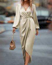 Kim | Elegante jurk met lantaarnmouwen en v-hals in de kleur Beige voor dames in stijl ideaal voor de herfst.